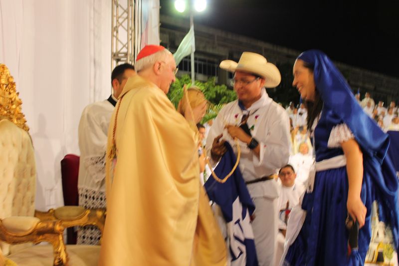 Padre Samuel Murcia de Sonsonate entrega al delegado del Papa la Bandera de El Salvador.